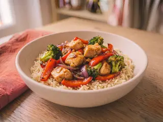 Bowl protéiné poulet-riz aux légumes sautés