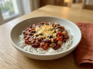 Chili con carne with cheddar and white rice
