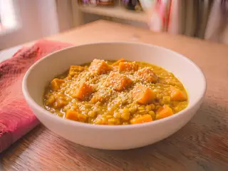 Curry de lentilles corail et patates douces au lait de coco