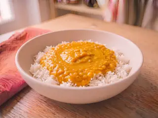 Dahl de lentilles corail au lait de coco et riz