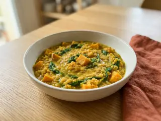 Dahl de lentilles corail, patate douce et épinards