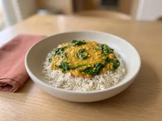 Dahl de lentilles corail, riz basmati et épinards
