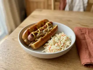 Hot-dogs maison et salade de chou