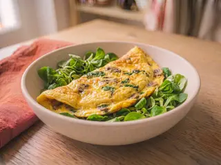 Omelette aux champignons et épinards, salade verte