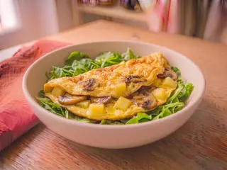 Omelette aux champignons et pommes de terre, salade verte
