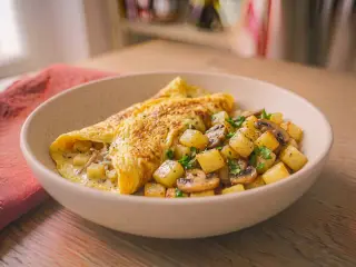 Omelette aux champignons et pommes de terre sautées