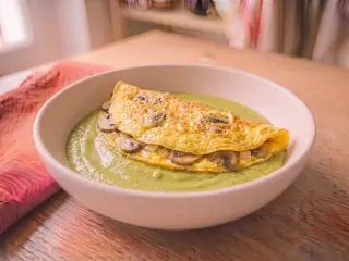 Omelette aux champignons et purée de pois cassés