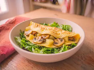Omelette aux champignons, pommes de terre et salade verte