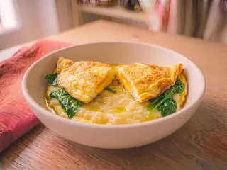 Omelette aux pommes de terre et épinards frais