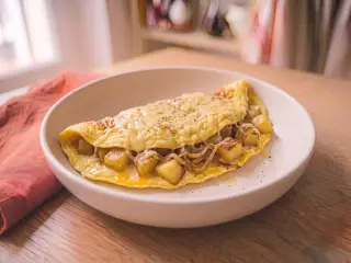 Omelette aux pommes de terre et fromage râpé