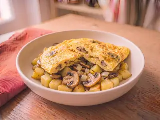 Omelette forestière aux champignons et pommes de terre sautées