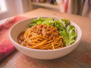 Pâtes bolognaise maison et salade verte