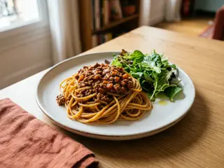 Pâtes complètes à la bolognaise légère et salade verte