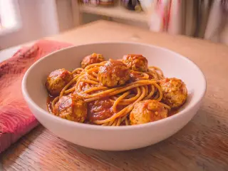 Pâtes complètes aux boulettes de dinde et sauce tomate maison