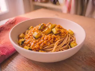 Whole wheat pasta with red lentils and roasted zucchini
