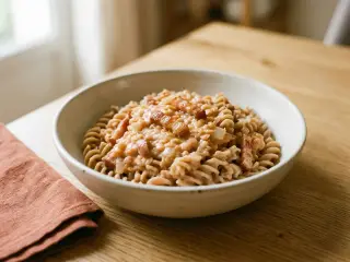 Pâtes complètes aux lentilles corail et lardons