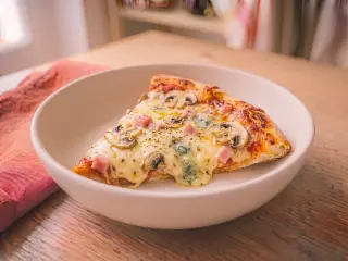 Pizza maison 4 fromages, jambon et champignons