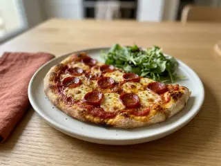 Pizza maison au pepperoni et mozzarella