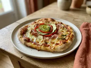 Pizza maison aux légumes et jambon cru