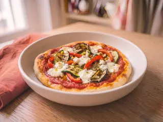 Pizza maison aux légumes grillés et fromage de chèvre