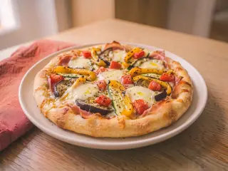 Pizza maison aux légumes grillés, mozzarella et jambon cru