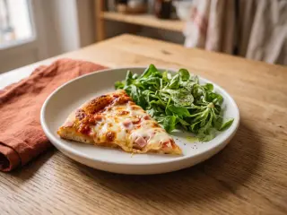 Pizza maison jambon-fromage et salade verte