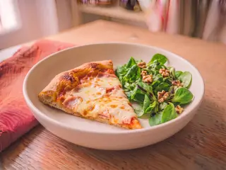 Pizza maison jambon-fromage maison et salade verte