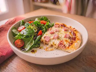 Pizza maison jambon-fromage, salade verte et vinaigrette