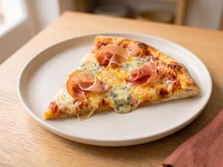 Pizza maison quatre fromages et jambon cru