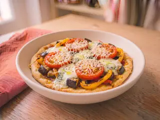 Pizza maison quatre fromages et légumes grillés