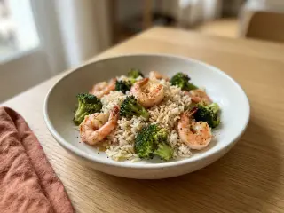 Poêlée de crevettes, brocolis et riz basmati