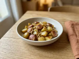 Poêlée de saucisses de Toulouse et pommes de terre nouvelles