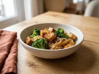 Poêlée de tofu croustillant, brocolis et nouilles de riz