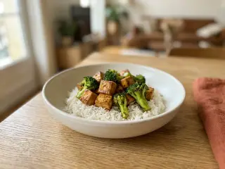 Poêlée de tofu mariné, brocolis et riz basmati
