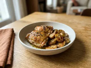 Poulet rôti aux herbes et pommes de terre grenaille