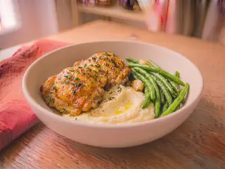 Poulet rôti aux herbes, purée de céleri et haricots verts