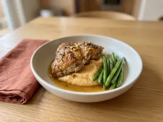 Poulet rôti aux herbes, purée de patate douce et haricots verts