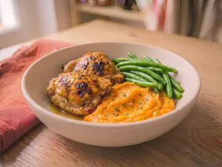 Poulet rôti aux herbes, purée de patates douces et haricots verts