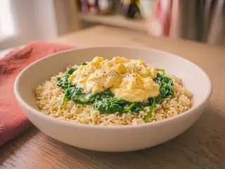 Riz basmati aux œufs brouillés et épinards