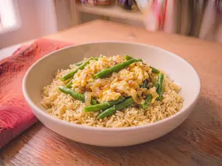 Riz basmati aux œufs brouillés et haricots verts