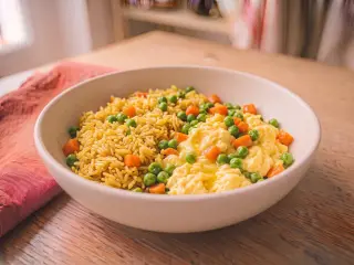 Riz basmati aux œufs brouillés, petits pois et carottes