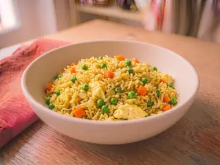 Riz basmati sauté aux œufs, petits pois et carottes