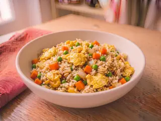 Riz cantonais aux légumes et œuf