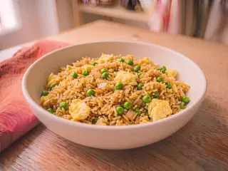 Riz cantonais aux œufs brouillés, petits pois et carottes