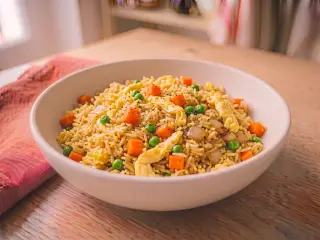 Riz cantonais aux œufs et légumes