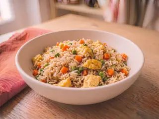 Riz cantonais aux œufs et petits pois-carottes surgelés
