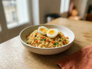 Riz sauté aux légumes et œuf mollet