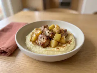 Rôti de porc aux pommes et purée de pommes de terre