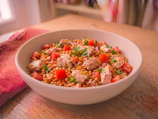 Salade de lentilles corail, thon et tomates