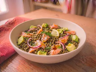 Salade de lentilles vertes, saumon fumé et avocat